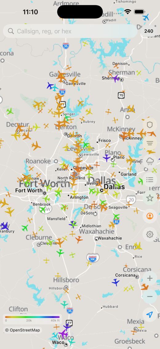 The live map over north Texas, aircraft drawn as coloured silhouettes by altitude.
